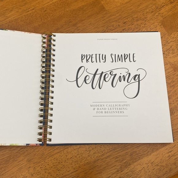 Brand New Calligraphy Book Pretty Simple Lettering - Picture 8 of 10
